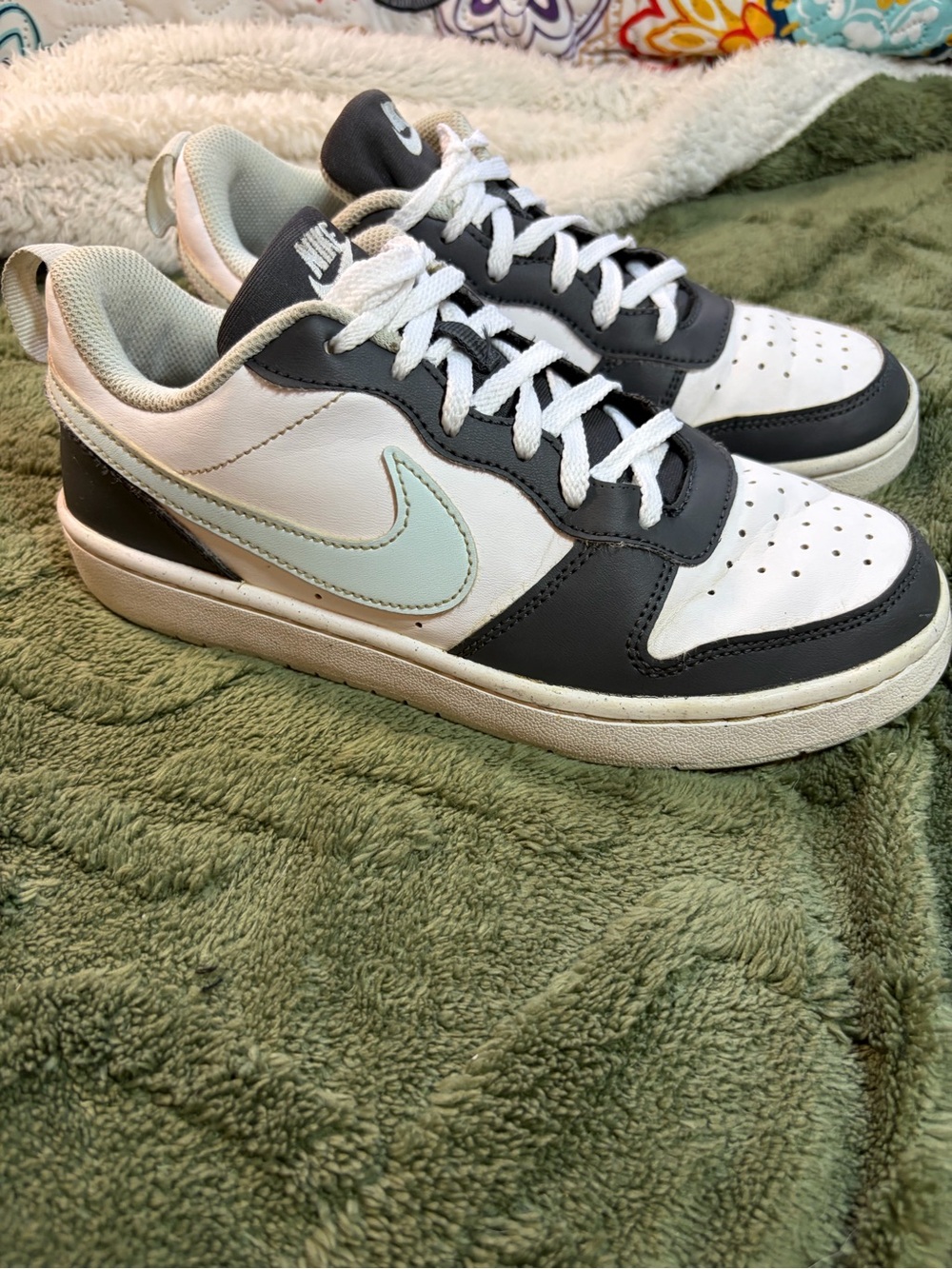Nike Low Top Sneakers in White, Black & Mint